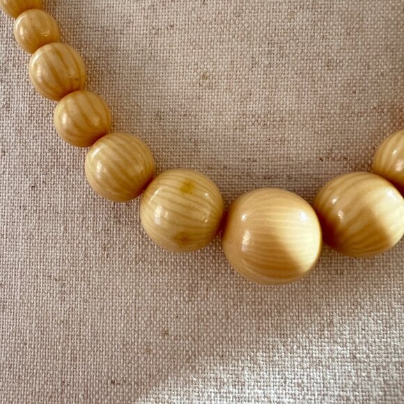 Vintage French Ivory Lucite Plastic Round Graduated Beaded Necklace Craft Repair - Picture 3 of 4